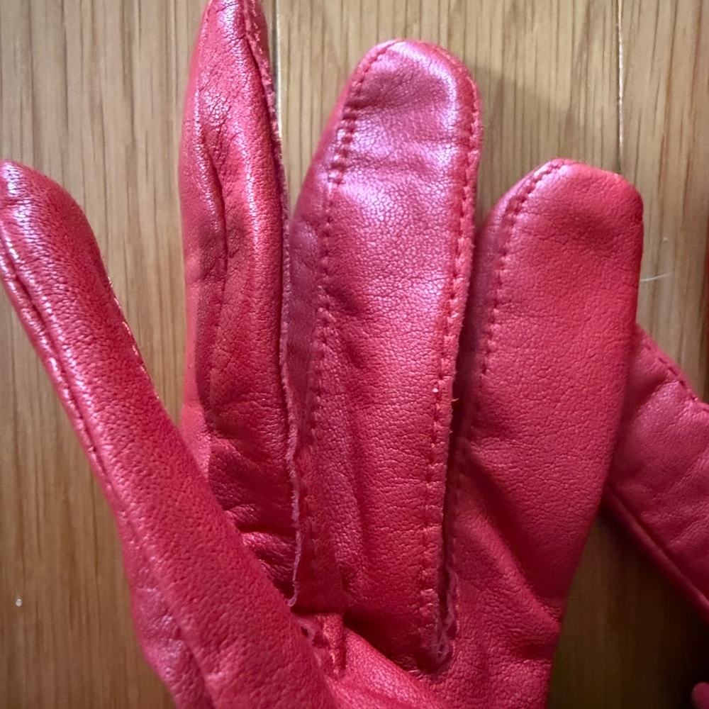Women’s medium Red 100% leather gloves with 100% polyester lining. Worn once - Picture 6 of 7